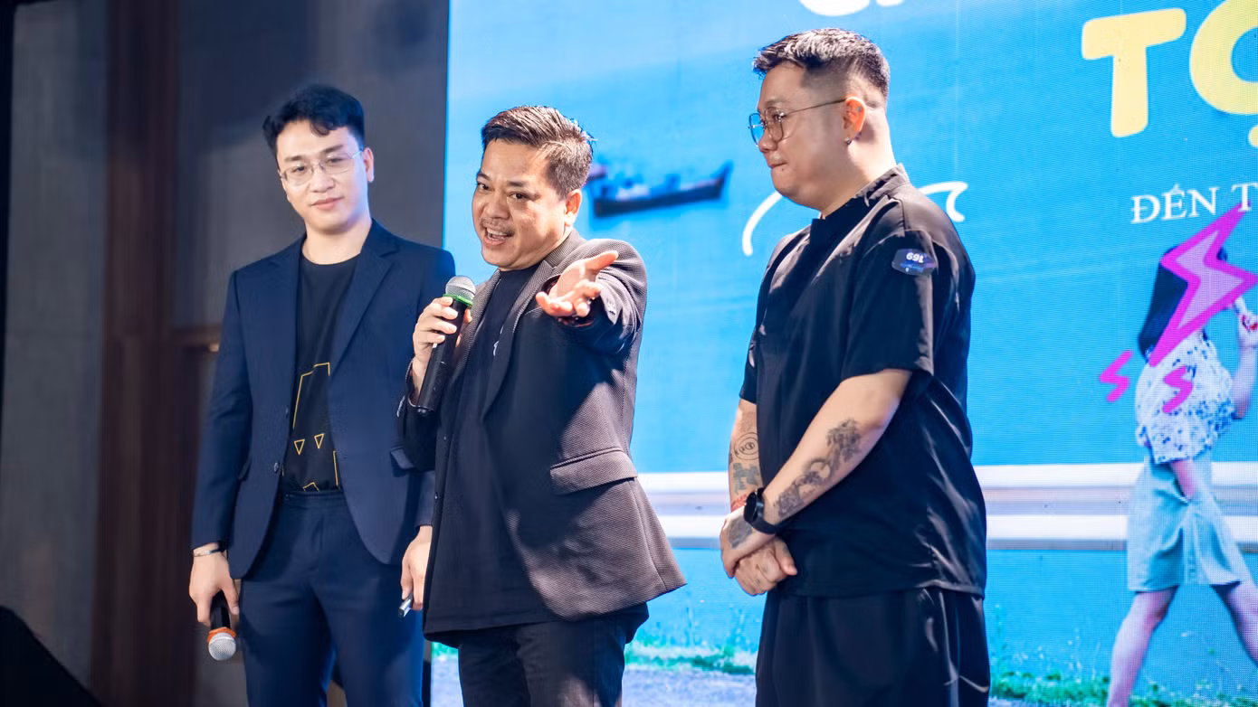 Đạo diễn Lê Thanh Sơn (giữa) trở lại với dự án mới, đề tài gần gũi hơn với văn hóa bản địa Việt Nam.