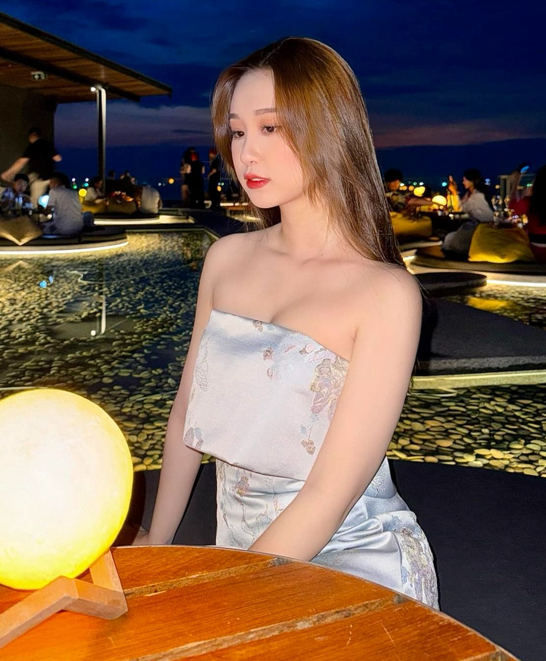 Để có phân đoạn đổ cà phê hoàn thiện, ê-kíp quay đi quay lại 5-6 lần, đủ các góc. “Tôi và Châu Dương (vai Ly) lần đầu làm việc, chưa kịp quen đã đóng cảnh ‘chiến’ như vậy. Quay xong chị Dương lo lắng và liên tục xin lỗi tôi” - Hàn Trang kể lại.