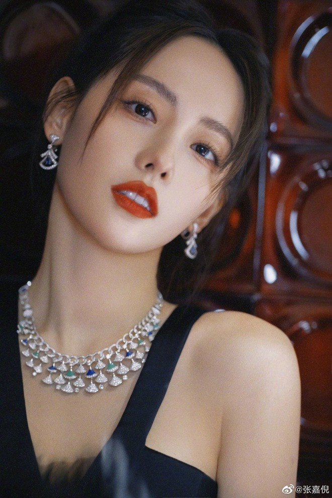 Trương Gia Nghê được mở lại các trang mạng xã hội ở Trung Quốc sau hơn một năm bị "cấm sóng ngầm". Trương Gia Nghê được mở lại các trang mạng xã hội ở Trung Quốc sau hơn một năm bị "cấm sóng ngầm".