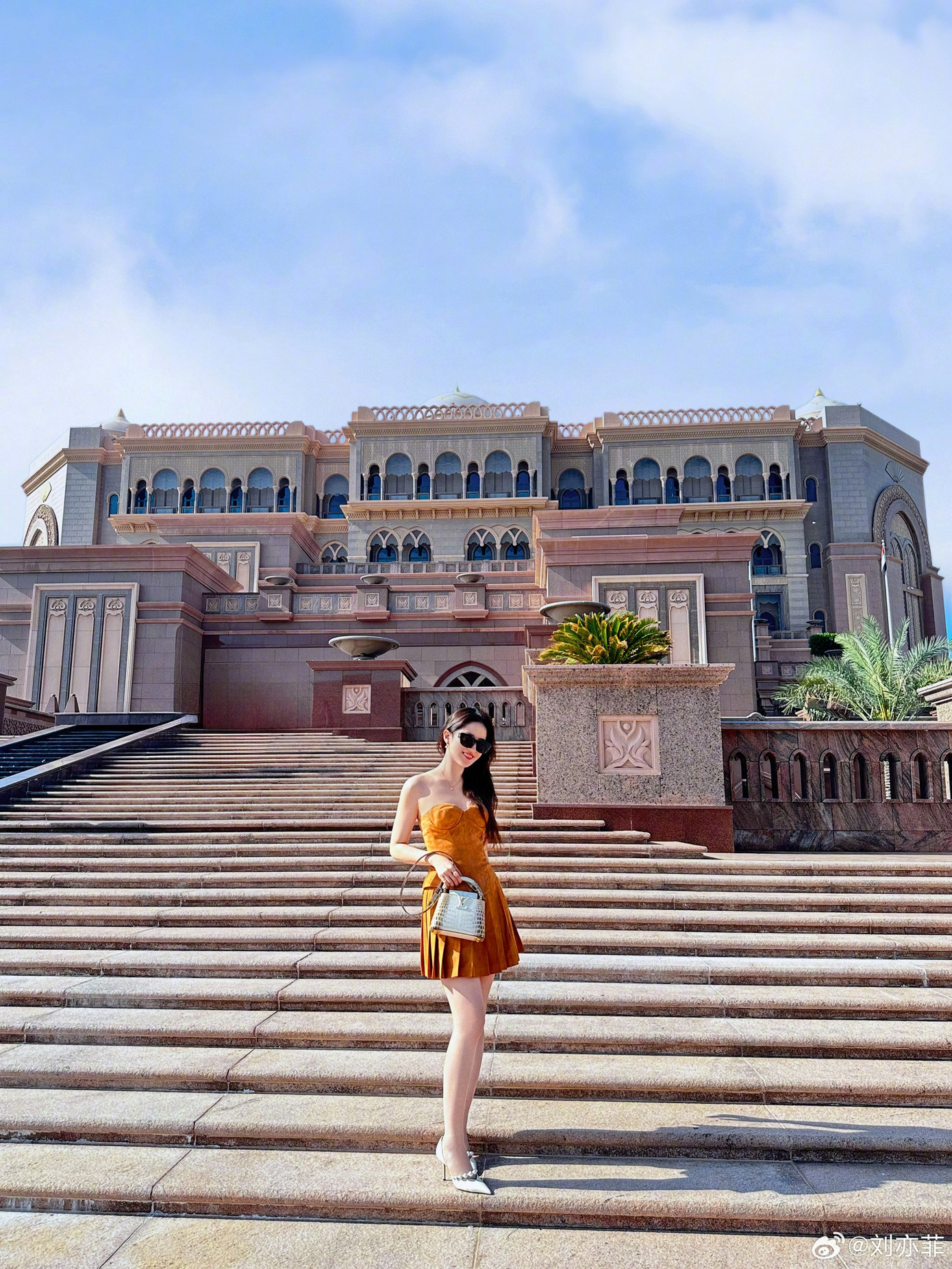 Khán giả để lại lời khen ngợi nữ diễn viên vẫn giữ được vóc dáng thon gọn đáng ao ước ở độ tuổi U40. "Thân hình vẫn như gái đôi mươi, thật đáng ghen tỵ", "Lâu lắm mới thấy Lưu Diệc Phi diện phong cách này, tươi trẻ, không thể ngờ cô ấy 36 tuổi"... Khán giả để lại bình luận.