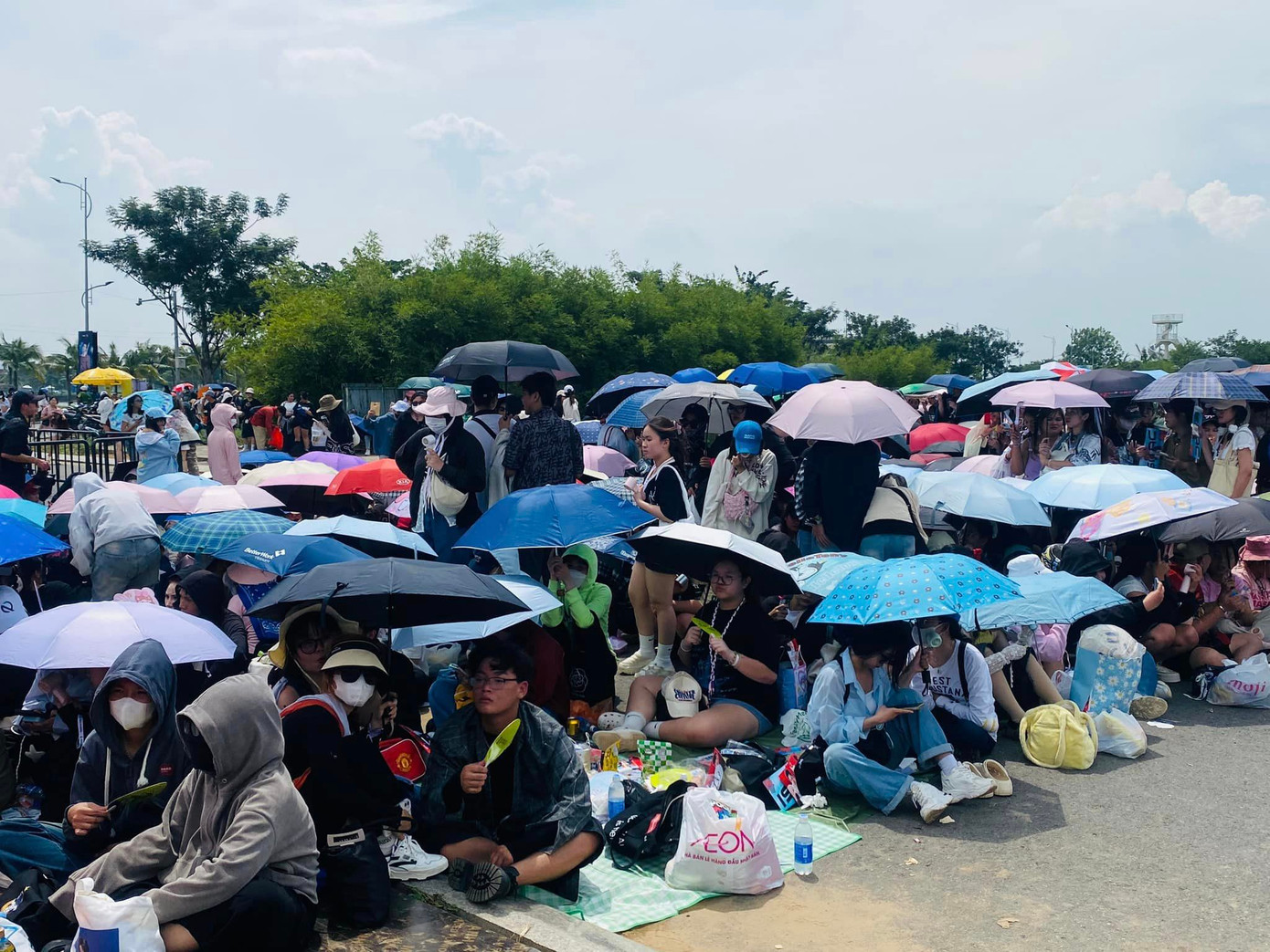 Ở khu vực trước cổng check-in, nhiều nhóm fan tụ tập, trao đổi card (hay còn gọi là thẻ bo góc) của các nghệ sĩ. Những standee cầm tay, banner hình, poster hình thần tượng được fan chuẩn bị chu đáo để cổ vũ 29 anh trai.