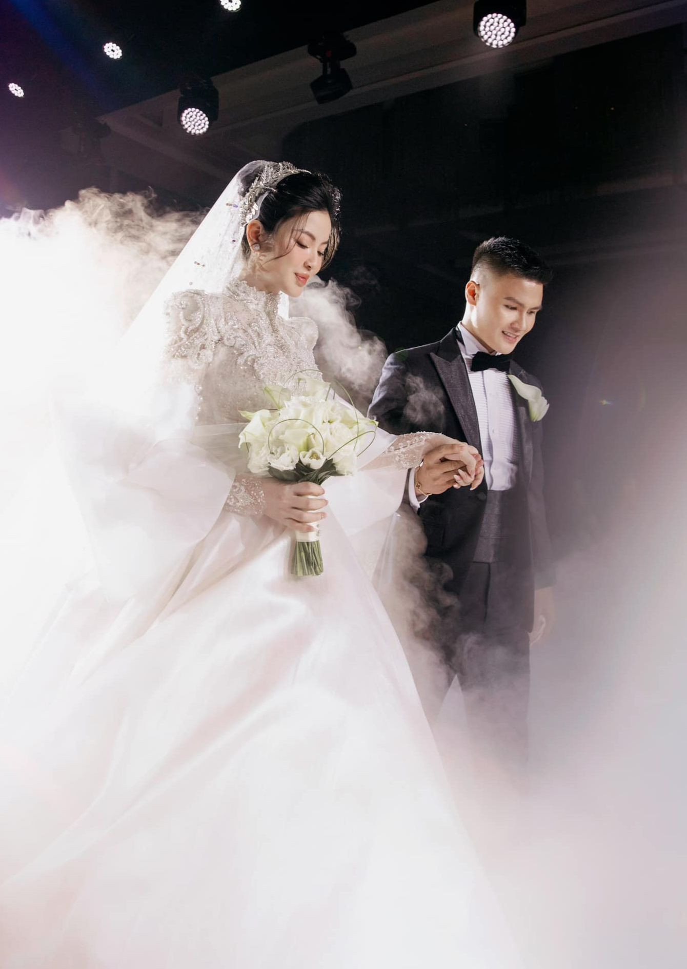 Khoảnh khắc chú rể nắm tay cô dâu bước lên lễ đường nói lời thề nguyện, dưới sự chứng kiến của gia đình và quan khách. Tiền vệ sinh năm 1997 dành lời ngọt ngào đến vợ: “Tuổi trẻ của anh là những ngày ướt lạnh dưới cơn mưa tuyết Thường Châu. Và anh tin, em là người sẽ cho anh tổ ấm. Em yên tâm! Sau này nếu em có già đi và mau quên, anh vẫn sẽ kiên trì nhắc để em nhớ: ‘Anh yêu em suốt cuộc đời này!’”.