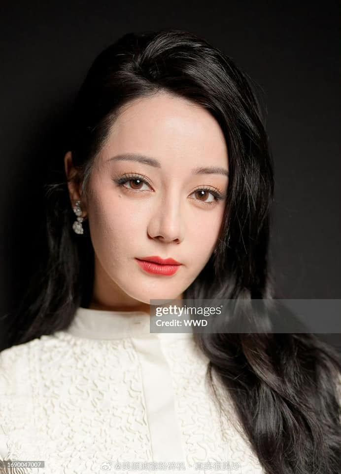 Dưới ống kính “hung thần” Getty Images, Địch Lệ Nhiệt Ba lộ khuyết điểm lớn về da, khác biệt so với những hình ảnh chỉnh sửa cầu kỳ do phòng làm việc của cô đăng tải.