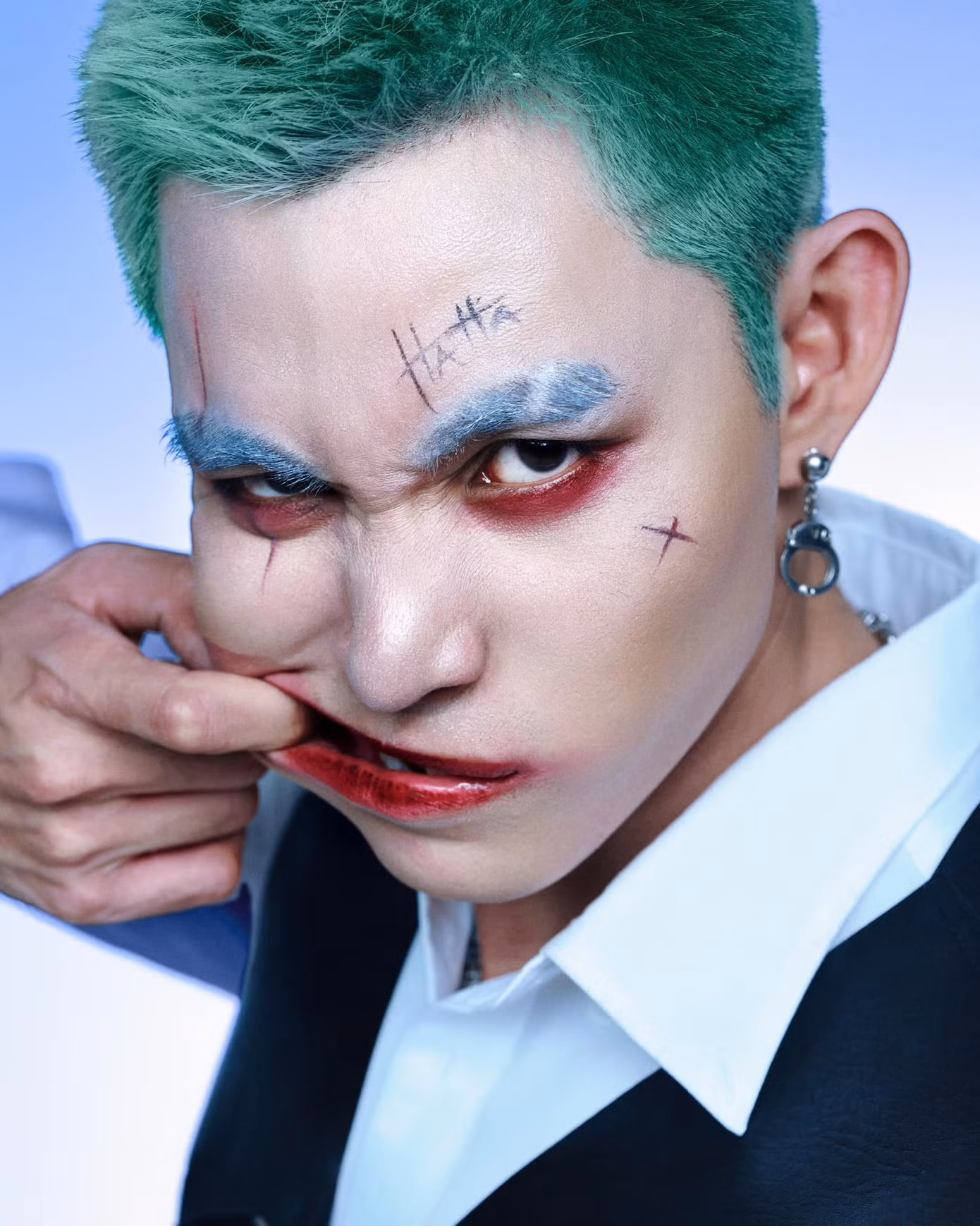 Anh tài Jun Phạm đầu tư trang điểm, nhuộm tóc xanh để trở thành Joker trong truyện tranh của DC Comics.