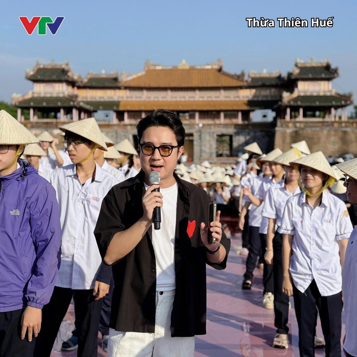 MC Sơn Lâm tại điểm cầu Huế được đặt ở Quảng trường Ngọ môn - Đại nội Huế. MC Sơn Lâm tại điểm cầu Huế được đặt ở Quảng trường Ngọ môn - Đại nội Huế.