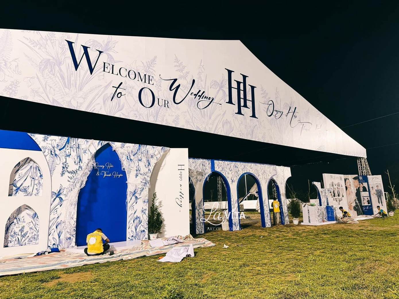 Khu vực rạp cưới, lễ đường tại sân bóng tuổi thơ của Quang Hải. Tông màu chủ đạo của đám cưới là xanh dương và trắng. Ảnh: Lavita.