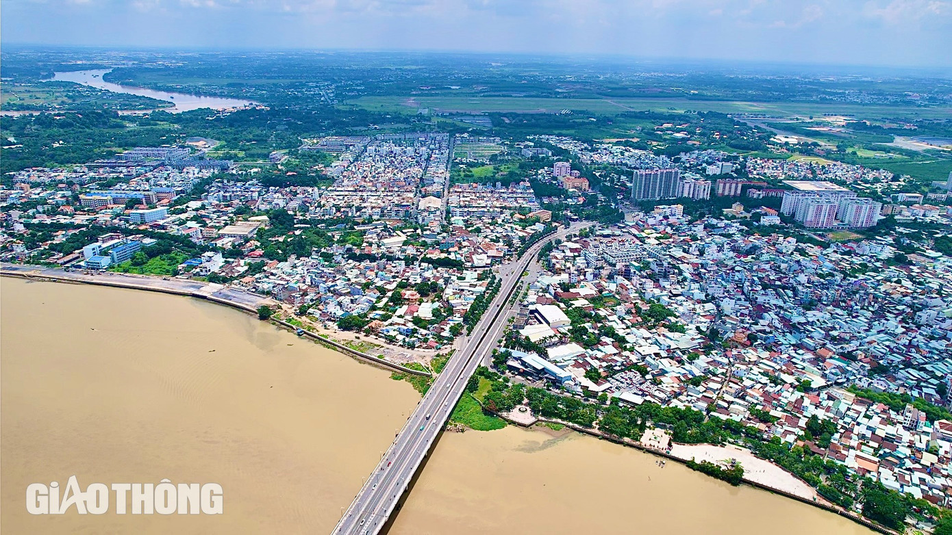 Vì vậy nhiều cây cầu vượt sông đã và đang được hình thành để giúp rút ngắn thời gian di chuyển giữa TP.HCM và Đồng Nai, thúc đẩy giao thương, giảm chi phí logistics.