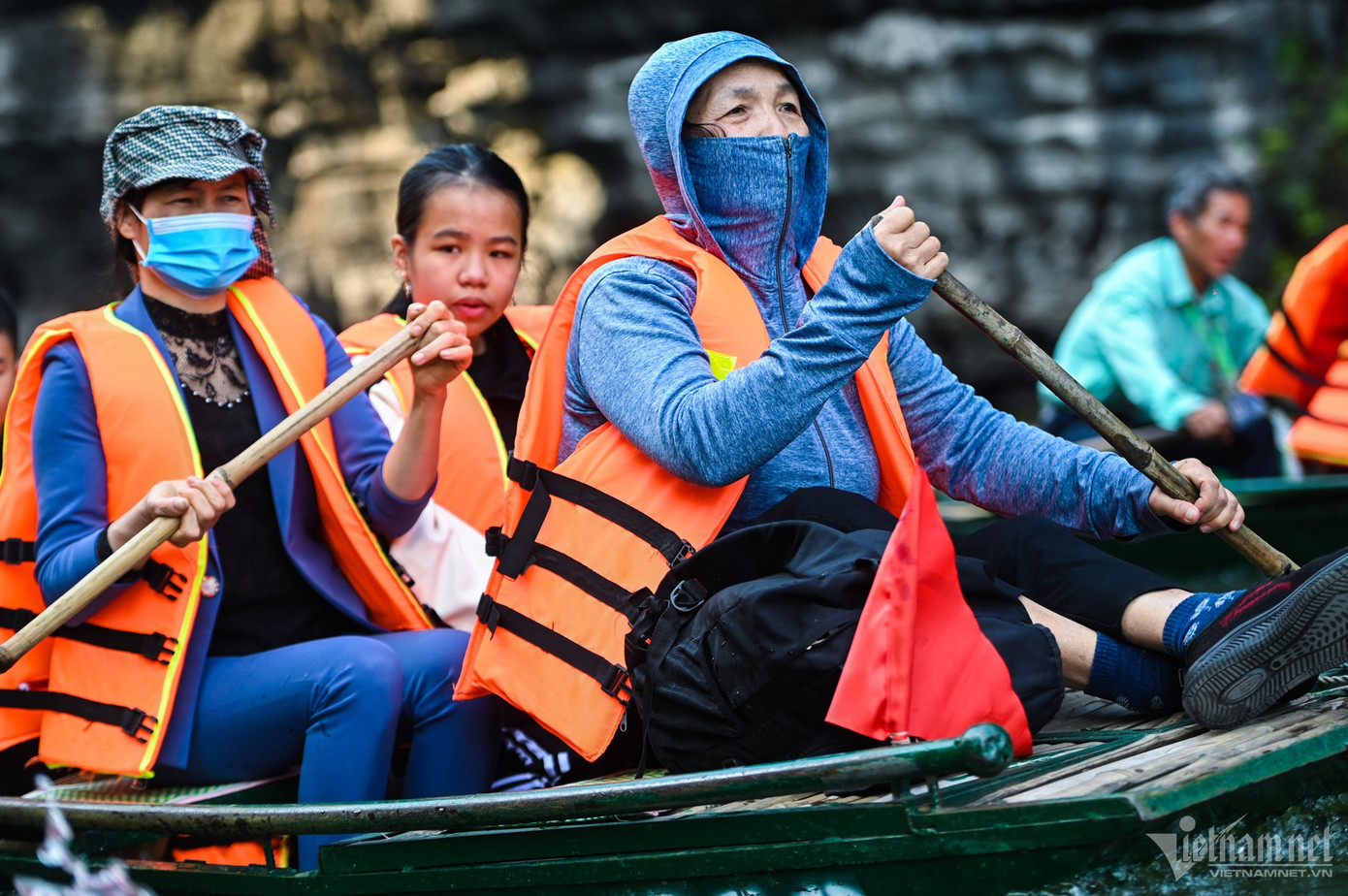 Một vài người mang áo chống nắng, khăn bịt mặt kín bưng.