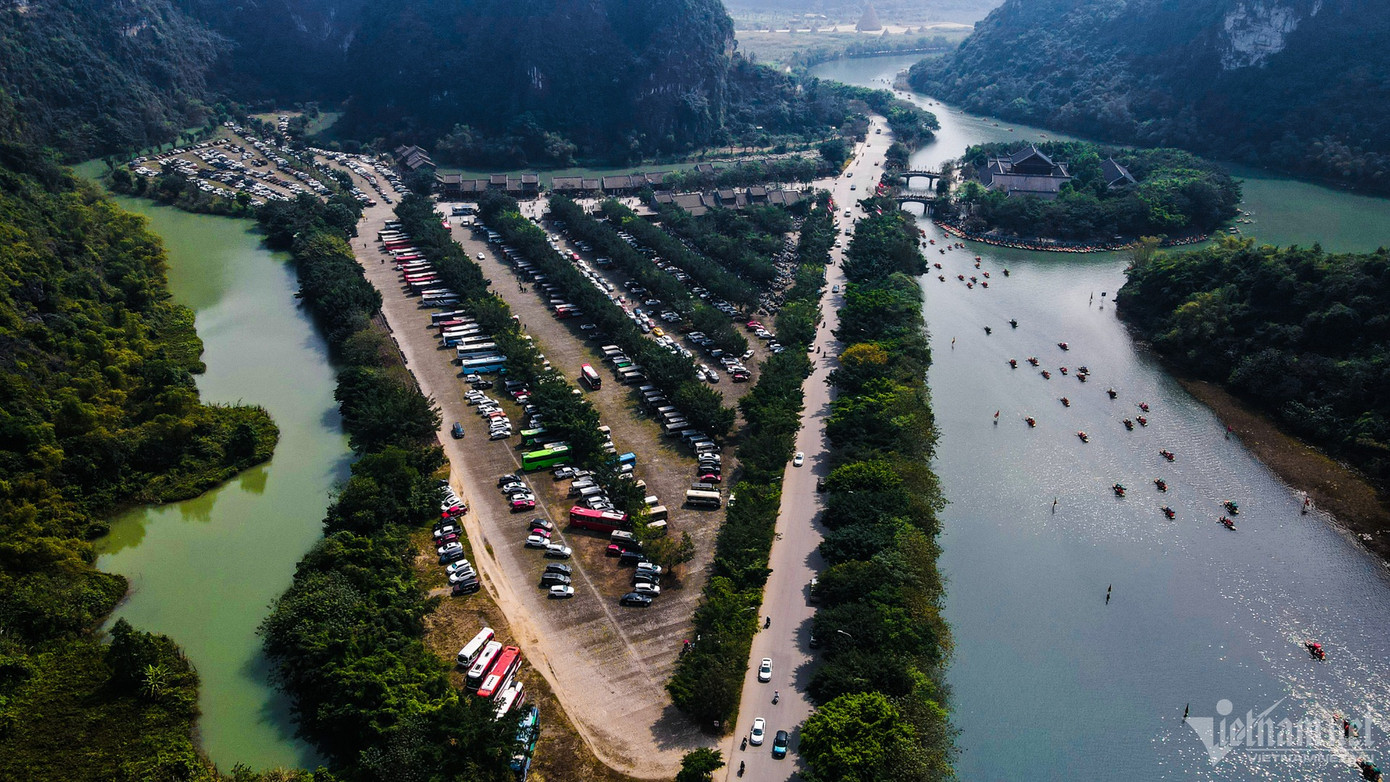 Khu vực bãi đậu xe lúc này vẫn chật kín phương tiện. Dự kiến trong những ngày đầu năm mới, lượng khách đến Tràng An tiếp tục tăng cao.