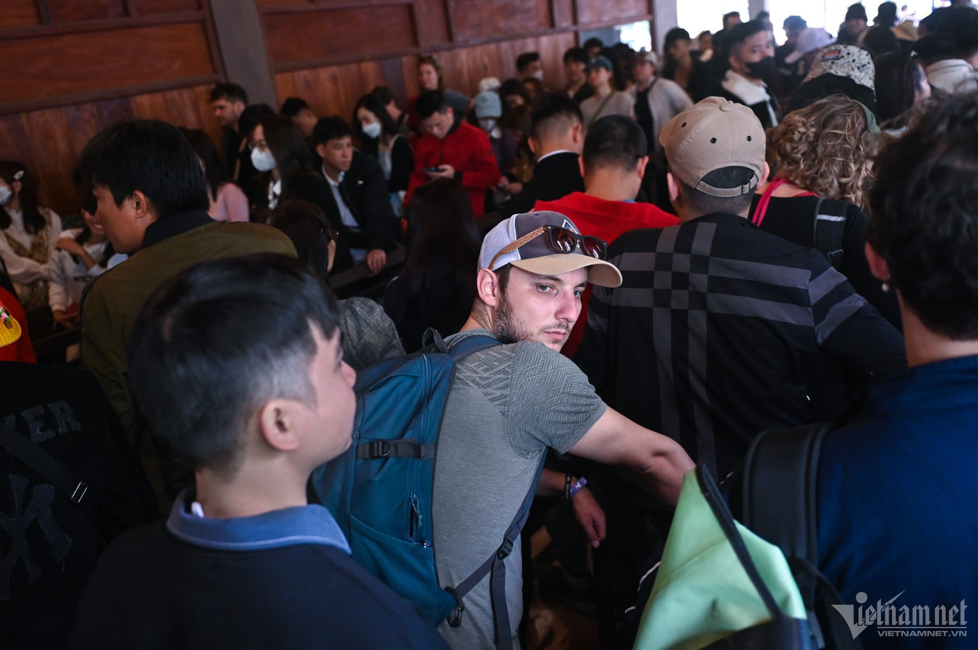 11h, khu vực quầy bán vé chật kín. Ghi nhận của VietNamNet, thời gian xếp hàng mua vé, chờ ra bến đến lượt với mỗi du khách lên thuyền mất tổng cộng gần 2 tiếng.
