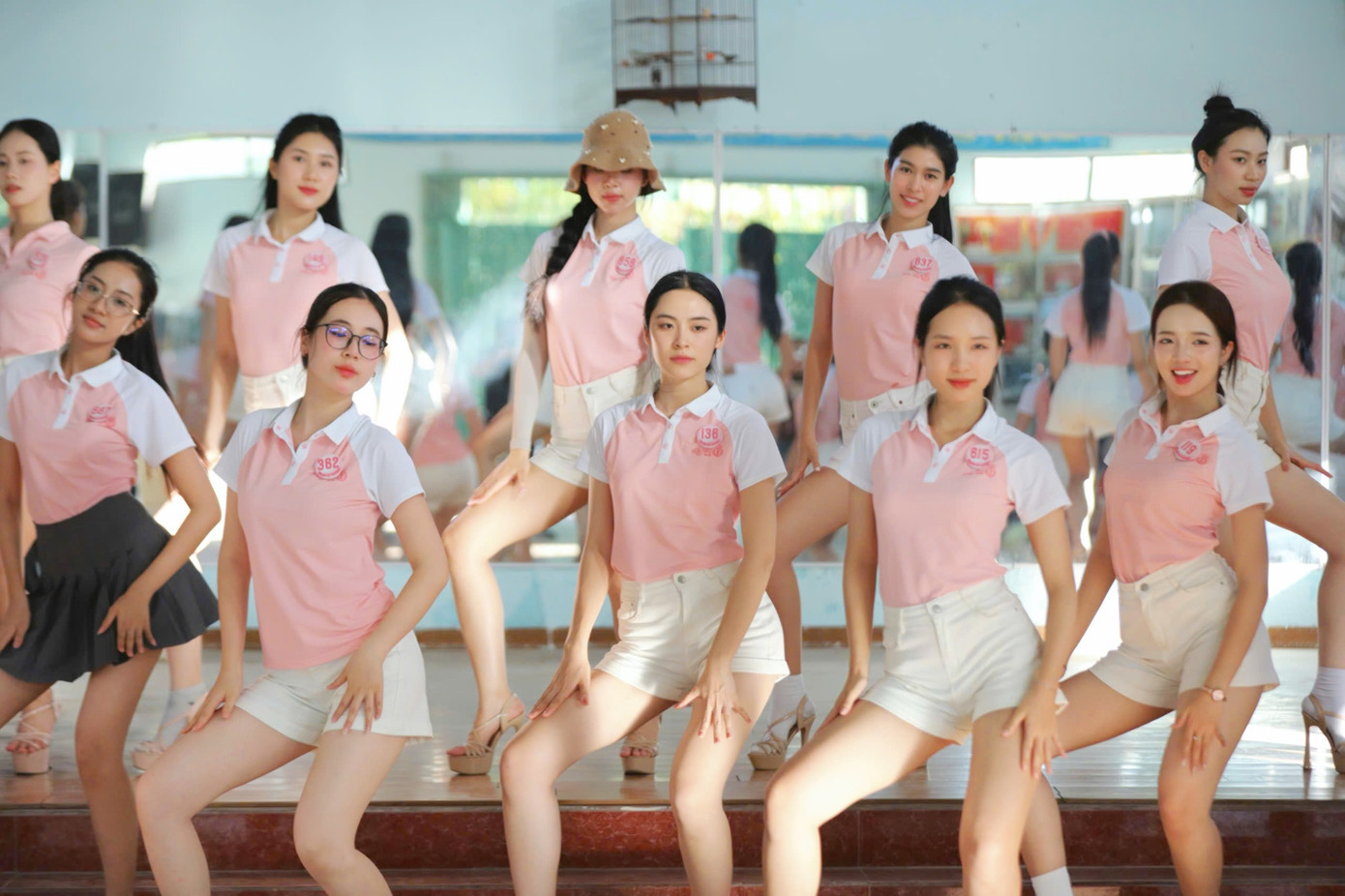 Buổi tập diễn ra trong khoảng hai tiếng chiều 8/6. Các thí sinh tập luyện đội hình đồng đều, thực hiện các động tác kỹ thuật trên giày cao gót.