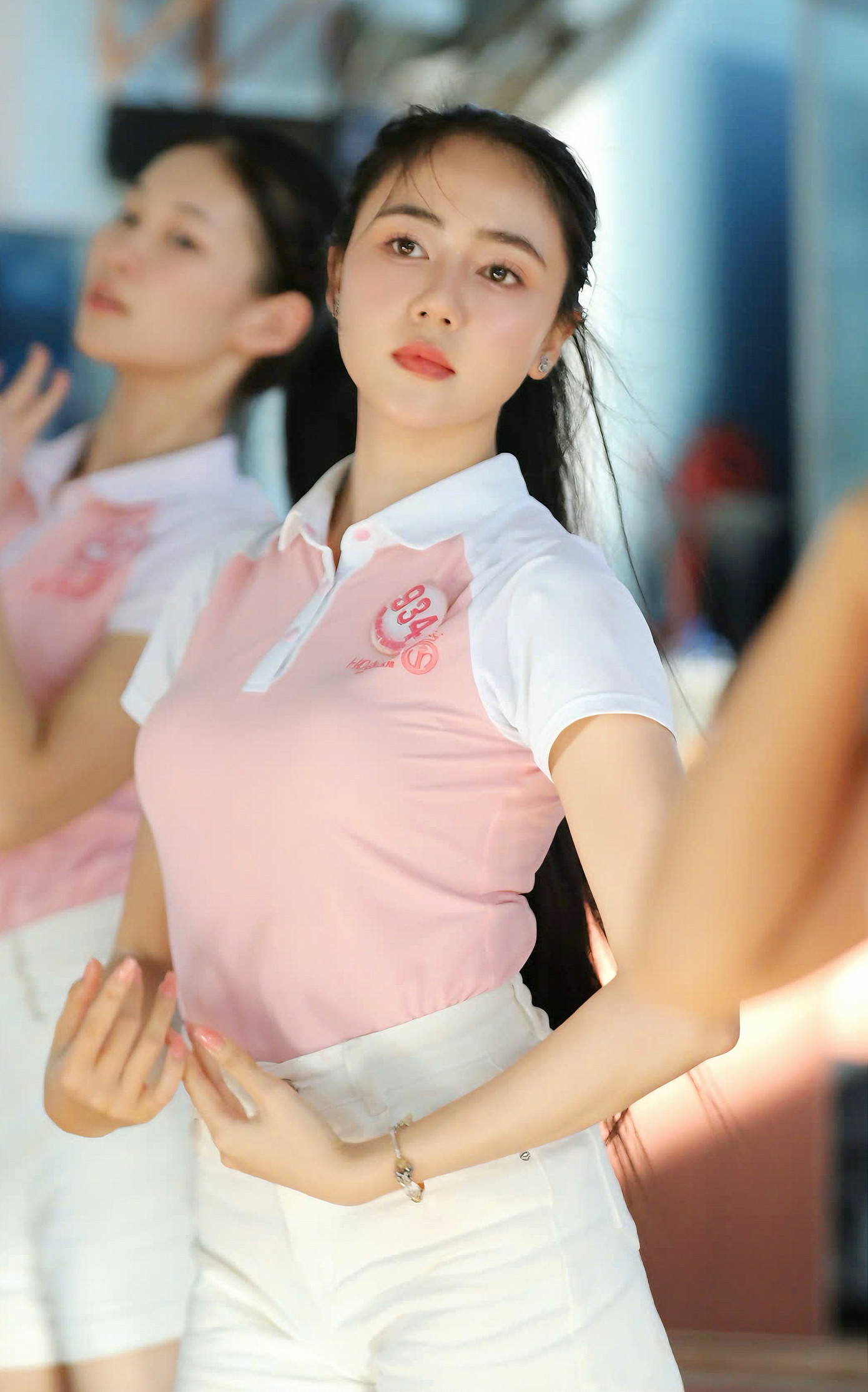 Sau buổi tập nhảy, thí sinh Lê Thị Mỹ Dung chia sẻ: &quot;Tuy có mệt nhưng cũng rất vui. Có những lúc tôi tưởng mình không theo kịp, nhưng nhờ sự hỗ trợ từ cô giáo và sự cố gắng của bản thân, tôi dần hoàn thiện hơn. Tôi cảm nhận được sự gắn kết giữa các thí sinh và niềm vui khi được cháy hết mình trên sàn tập&quot;.