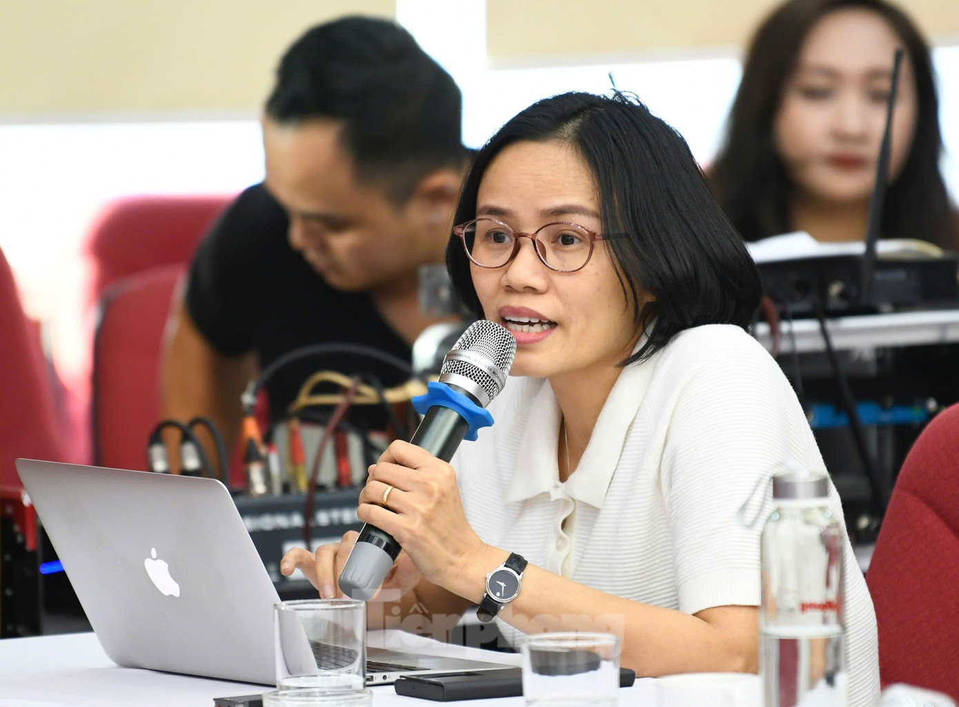 Hoa hậu Thanh Thủy trả lời câu hỏi từ phóng viên báo Vietnamnet. Hoa hậu Thanh Thủy trả lời câu hỏi từ phóng viên báo Vietnamnet.