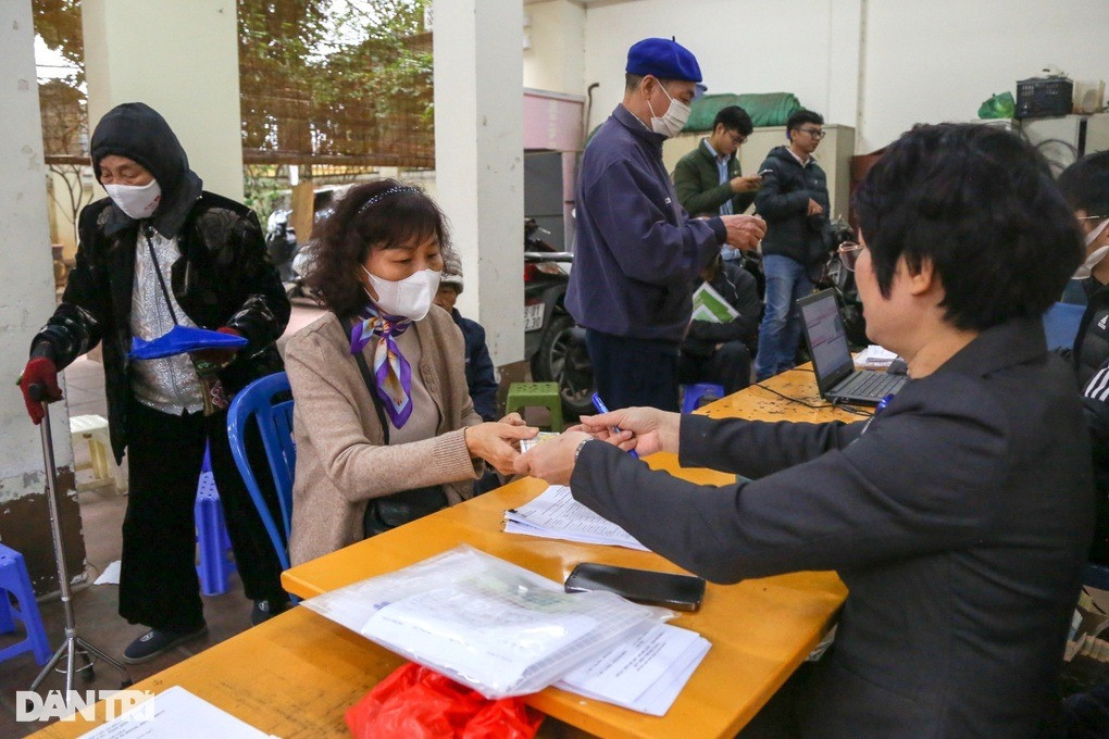 Người dân nhận lương hưu hàng tháng (Ảnh: Hoa Lê).