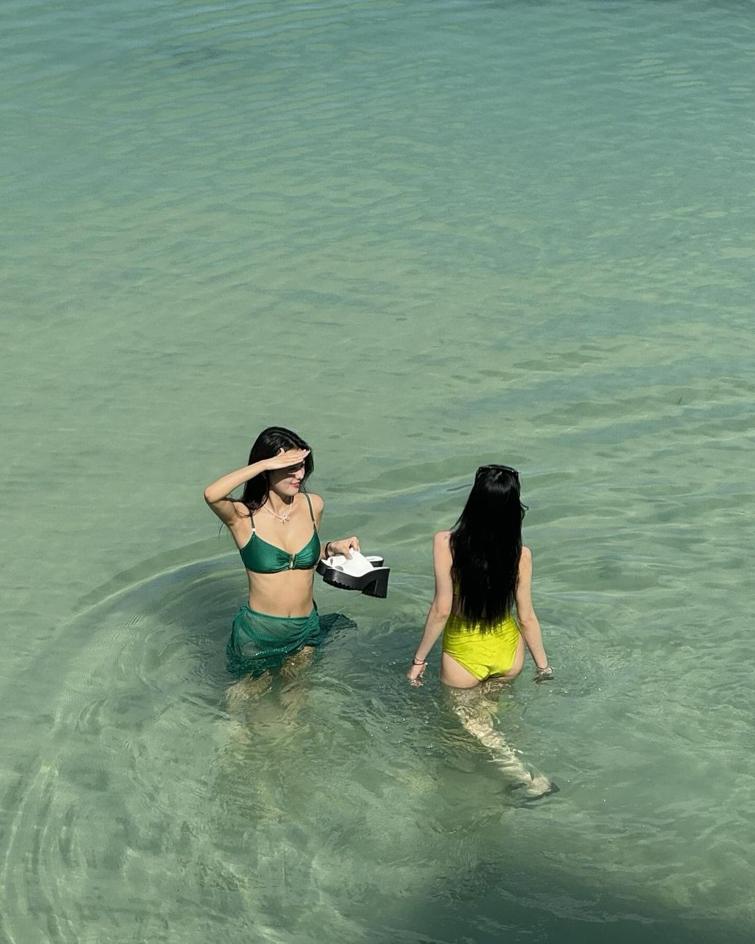 Hai nữ ca sĩ thần tượng tận hưởng thời gian nghỉ dưỡng ở khách sạn năm sao. Thời gian qua, nhiều khách du lịch, bao gồm các nghệ sĩ Hàn Quốc chọn Việt Nam là điểm dừng chân.