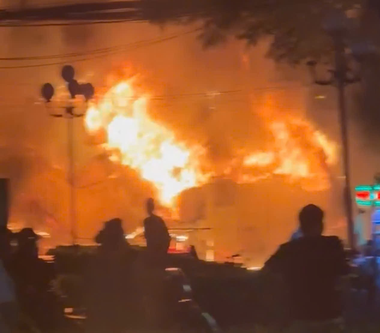 Trước đó, khoảng 22h15 tối 17/3, ngọn lửa bùng phát từ một sạp báo và sách giáo khoa nằm trên đường Thanh Đa. Do bên trong chứa nhiều vật liệu dễ cháy như giấy, nhựa, vải, ngọn lửa nhanh chóng lan rộng, bao trùm cả khu vực. Chỉ trong vòng 15 phút, các sạp hàng xung quanh, chủ yếu kinh doanh quần áo, đồ chơi trẻ em, đồ gia dụng, đã bị thiêu rụi hoàn toàn.