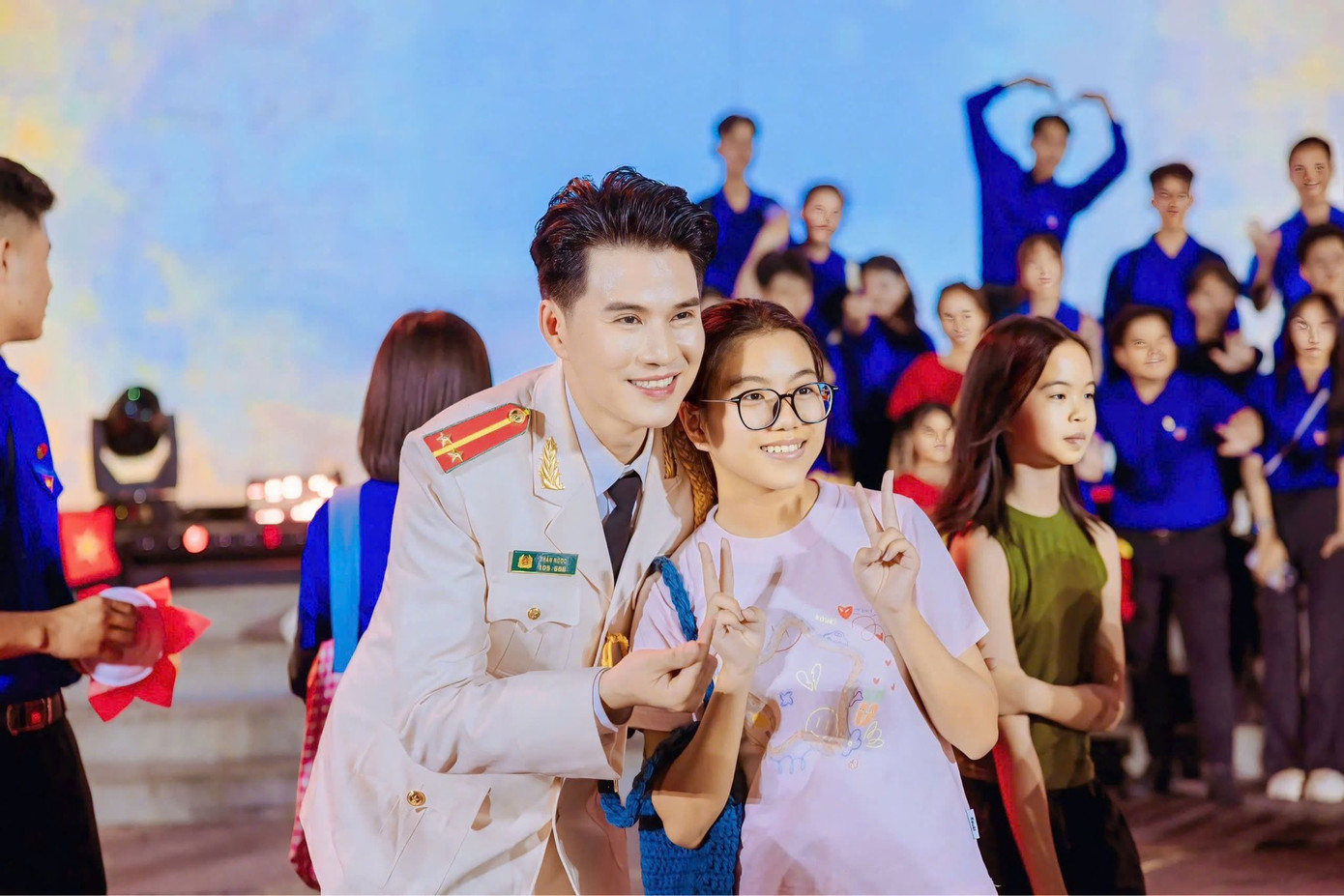 Ngoài vai trò MC, anh còn vinh dự trở thành một trong những nghệ sĩ tiêu biểu đại diện TPHCM tham gia lễ diễu hành trọng thể vào sáng 30/4. Ngoài vai trò MC, anh còn vinh dự trở thành một trong những nghệ sĩ tiêu biểu đại diện TPHCM tham gia lễ diễu hành trọng thể vào sáng 30/4.