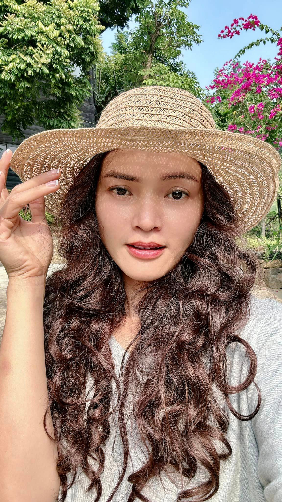 Tài sắc nhưng đa đoan trong tình duyên, Phạm Phương Thảo từng trải qua hai cuộc hôn nhân đổ vỡ và những mối tình dang dở. Có lẽ điều đó đã tạo nên người nghệ sĩ đa sầu đa cảm trong cô. Sau 25 năm ca hát, cô nhận mình là người giàu có, sống thoải mái, có nhà, có xe, gia đình, bạn bè đồng hành trong cuộc sống.