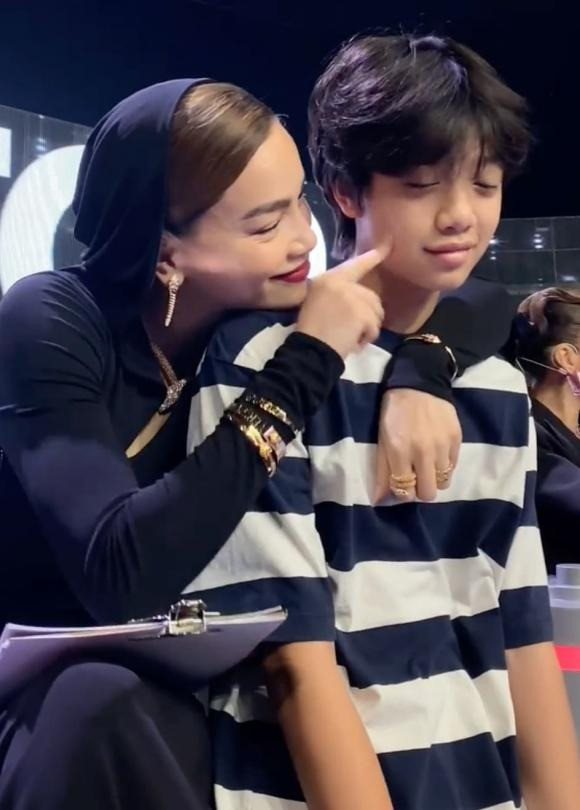 Chia sẻ về con trai đầu lòng, giọng ca Cô đơn trên sofa cho biết Subeo sinh ra trong gia đình có điều kiện nhưng sống giản dị, không đua đòi và là cậu bé ngọt ngào, biết quan tâm đến người khác. Chia sẻ về con trai đầu lòng, giọng ca Cô đơn trên sofa cho biết Subeo sinh ra trong gia đình có điều kiện nhưng sống giản dị, không đua đòi và là cậu bé ngọt ngào, biết quan tâm đến người khác.