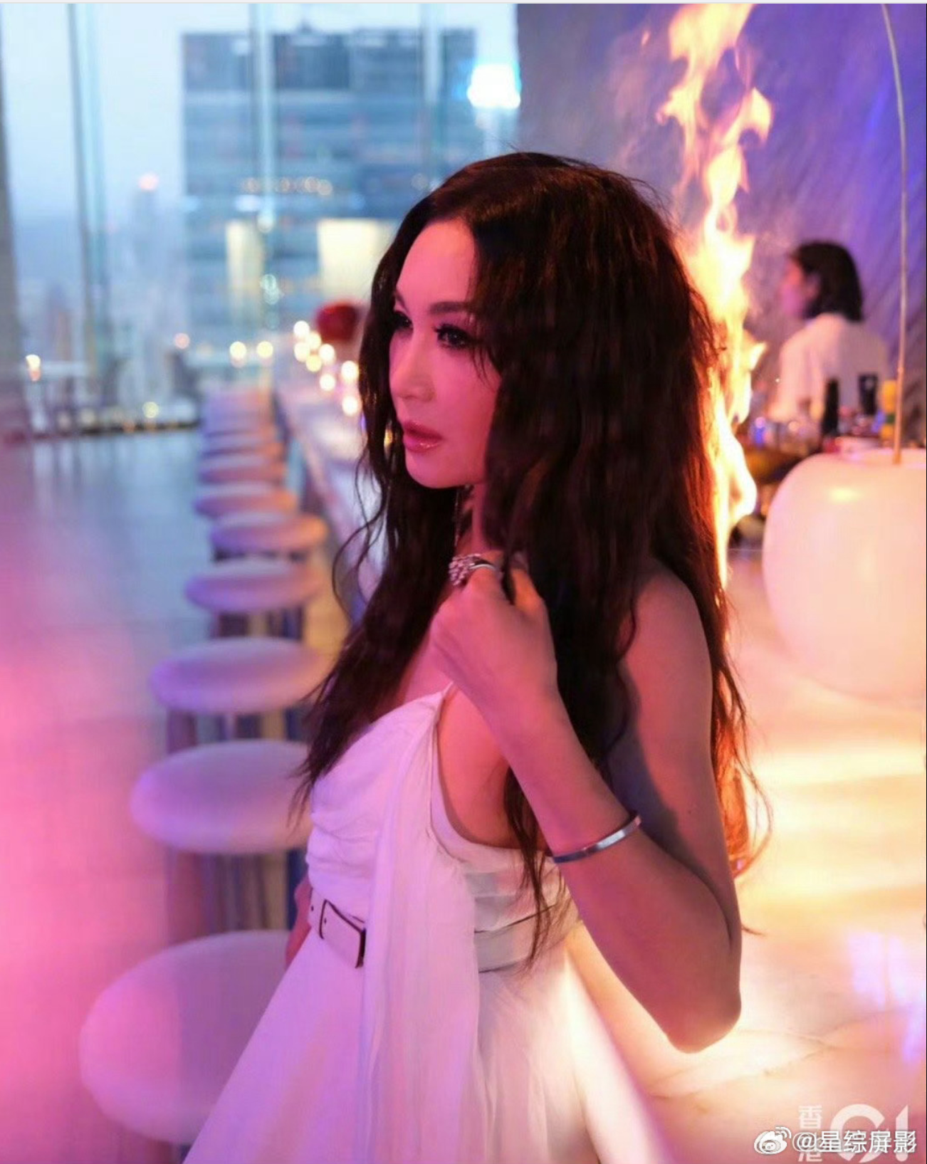 Quá trình xảy ra sự việc Ôn Bích Hà bị lửa bén cháy tóc. Ảnh: Weibo, HK01. Quá trình xảy ra sự việc Ôn Bích Hà bị lửa bén cháy tóc. Ảnh: Weibo, HK01.