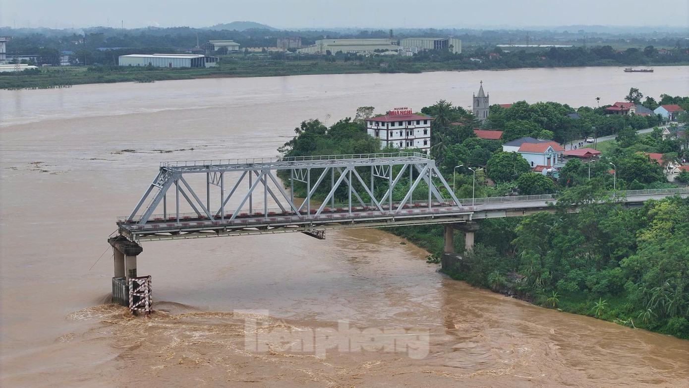 Chiếc cầu bị sập hai nhịp. Ảnh: Phạm Duy. Chiếc cầu bị sập hai nhịp. Ảnh: Phạm Duy.