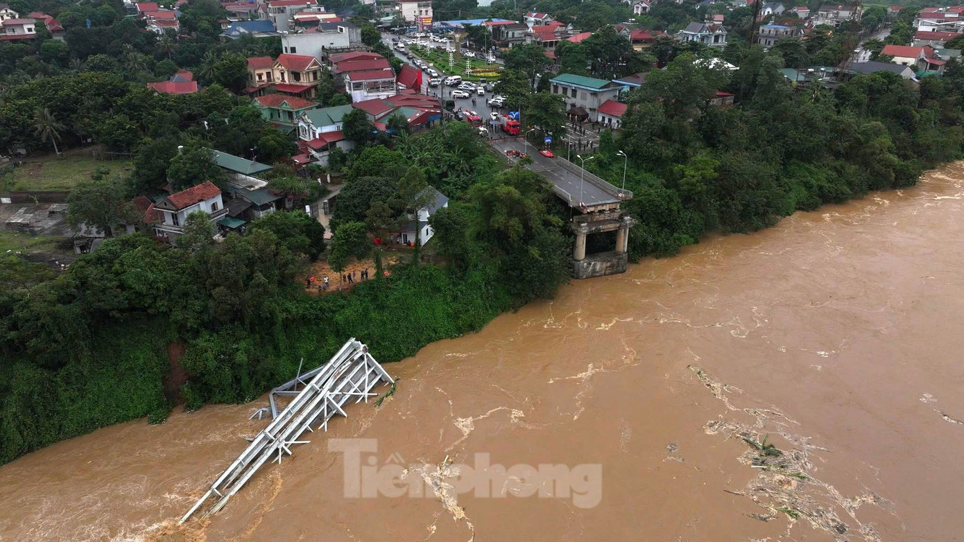 Chiếc cầu bị sập hai nhịp. Ảnh: Phạm Duy. Chiếc cầu bị sập hai nhịp. Ảnh: Phạm Duy.