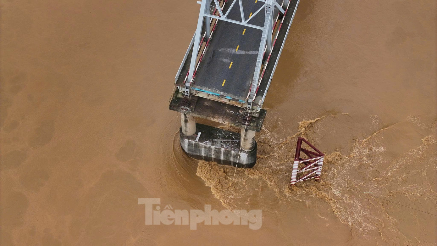 Nước lũ chảy xiết khiến việc tiếp cận cứu hộ gặp khó khăn. Ảnh: Phạm Duy. Nước lũ chảy xiết khiến việc tiếp cận cứu hộ gặp khó khăn. Ảnh: Phạm Duy.