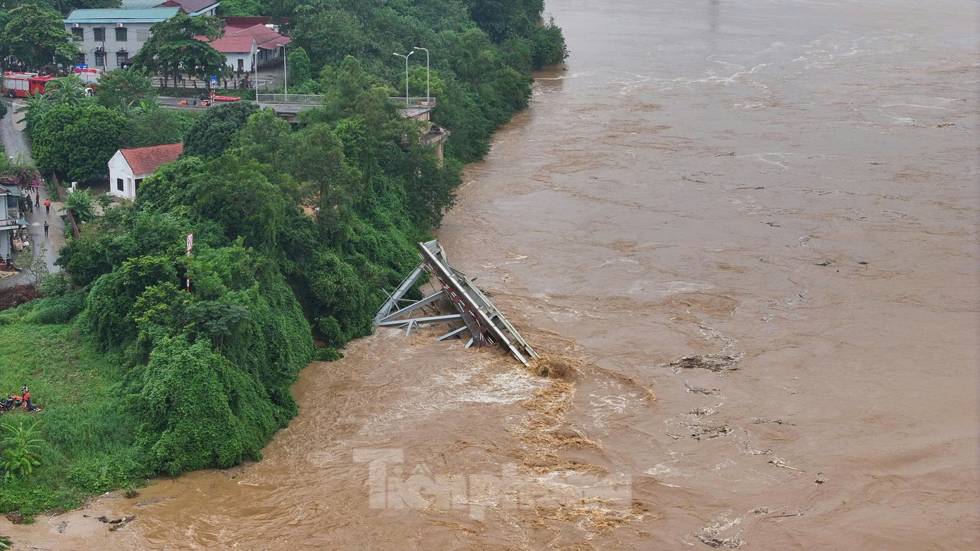 Nước lũ chảy xiết khiến việc tiếp cận cứu hộ gặp khó khăn. Ảnh: Phạm Duy. Nước lũ chảy xiết khiến việc tiếp cận cứu hộ gặp khó khăn. Ảnh: Phạm Duy.