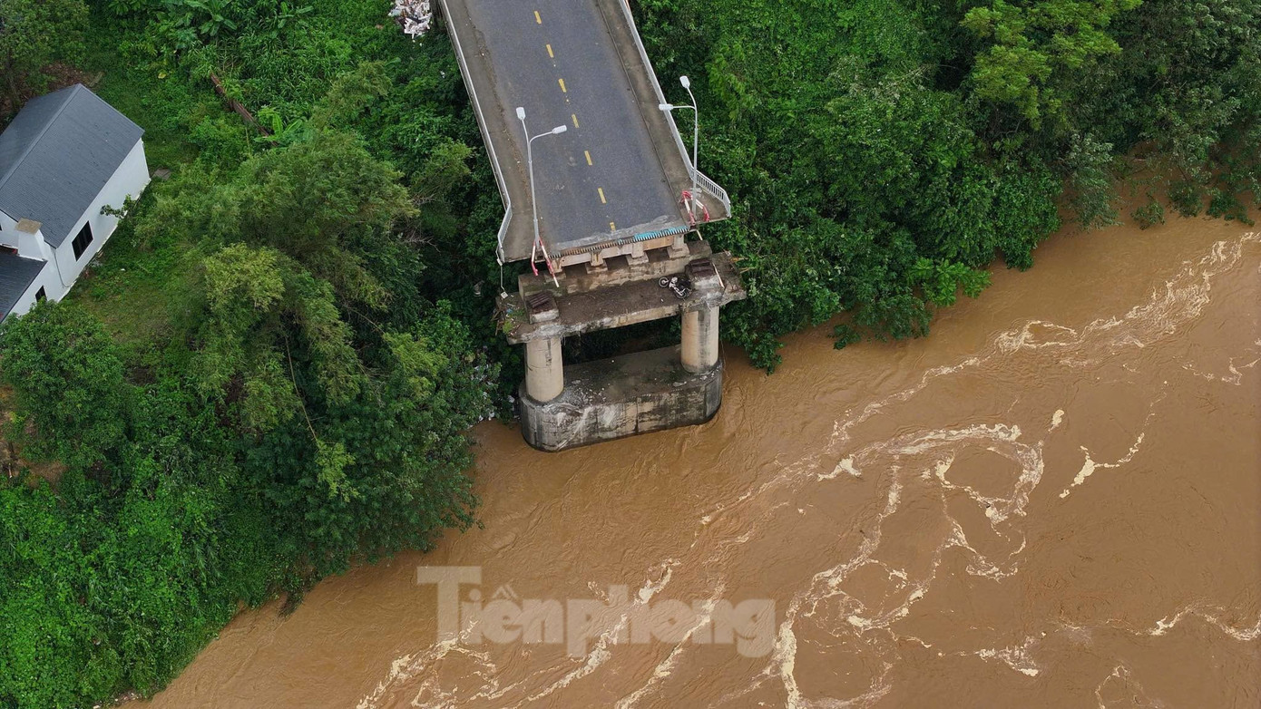 Nước lũ chảy xiết khiến việc tiếp cận cứu hộ gặp khó khăn. Ảnh: Phạm Duy. Nước lũ chảy xiết khiến việc tiếp cận cứu hộ gặp khó khăn. Ảnh: Phạm Duy.