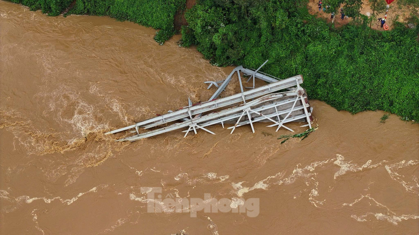 Nước lũ chảy xiết khiến việc tiếp cận cứu hộ gặp khó khăn. Ảnh: Phạm Duy. Nước lũ chảy xiết khiến việc tiếp cận cứu hộ gặp khó khăn. Ảnh: Phạm Duy.