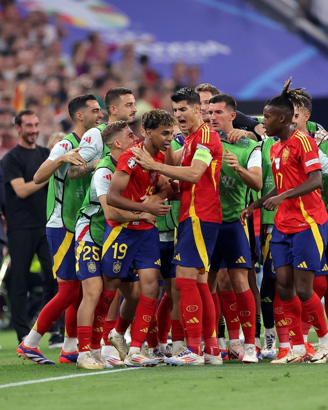 Lamine Yamal sinh năm 2007 tại Tây Ban Nha, cao 1,78 m, có bố là người Maroc, mẹ đến từ Guinea Xích Đạo. Cậu thuộc biên chế CLB Barcelona từ 2014, được triệu tập vào tuyển Tây Ban Nha hồi tháng 9/2023. Lamine Yamal sinh năm 2007 tại Tây Ban Nha, cao 1,78 m, có bố là người Maroc, mẹ đến từ Guinea Xích Đạo. Cậu thuộc biên chế CLB Barcelona từ 2014, được triệu tập vào tuyển Tây Ban Nha hồi tháng 9/2023.