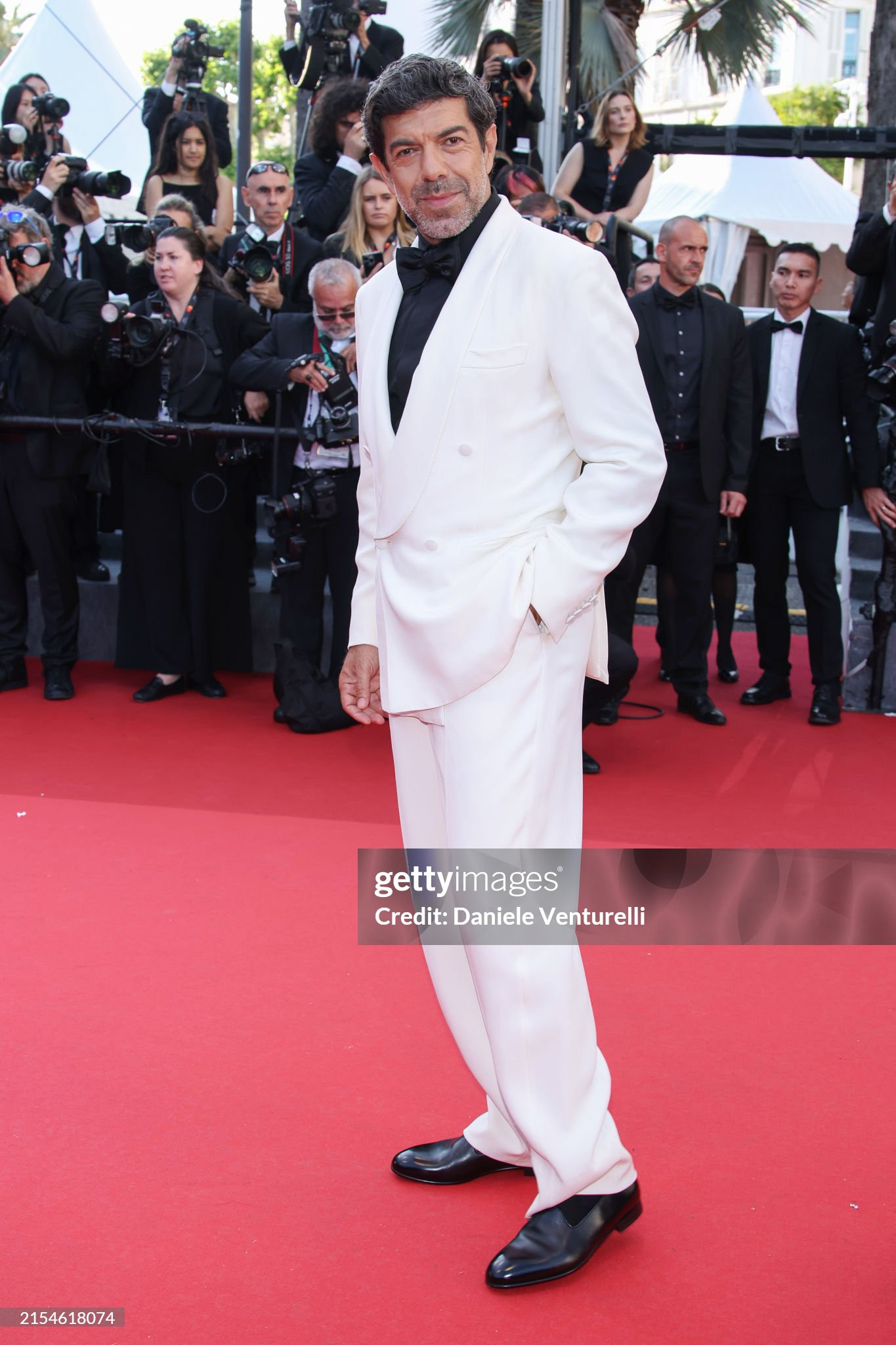 Xavier Dolan và Pierfrancesco Favino (phải) diện vest lịch lãm.