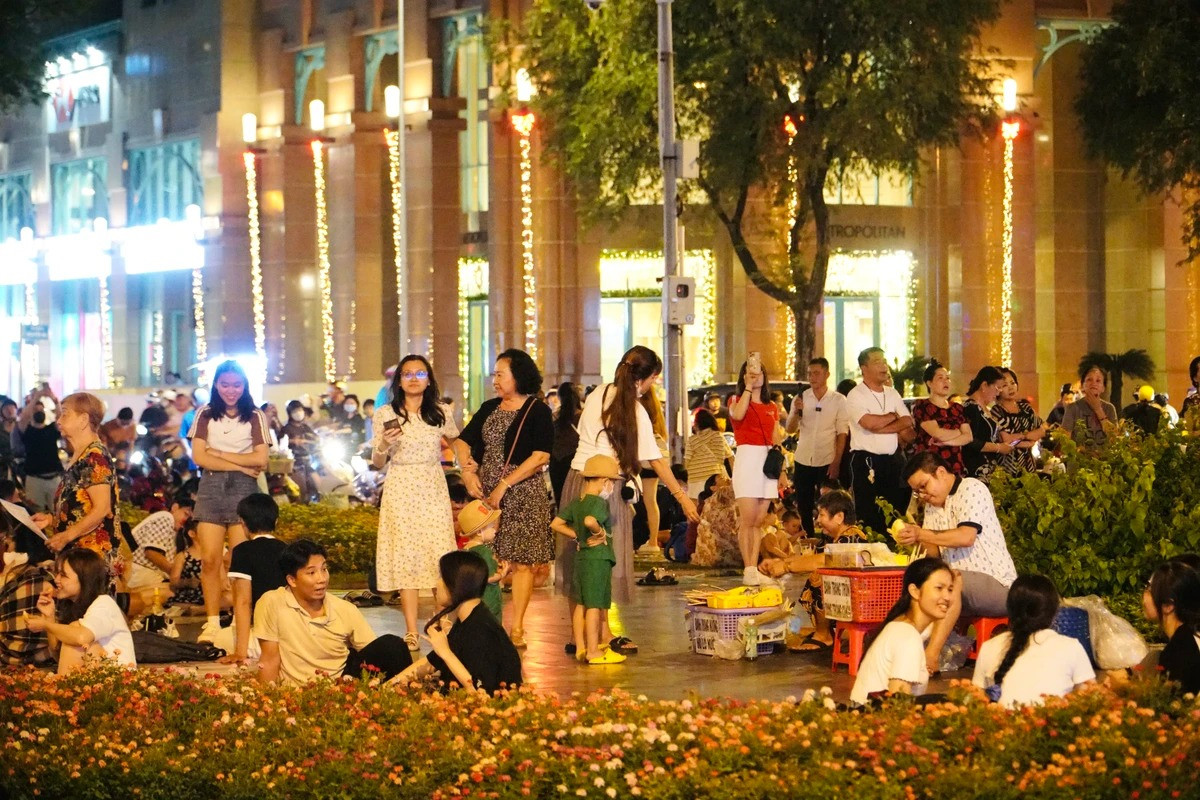 Nhiều bạn trẻ rủ nhau ghé đến để tham quan, chụp hình, mang thêm niềm mong ước về một mùa Giáng sinh an lành.