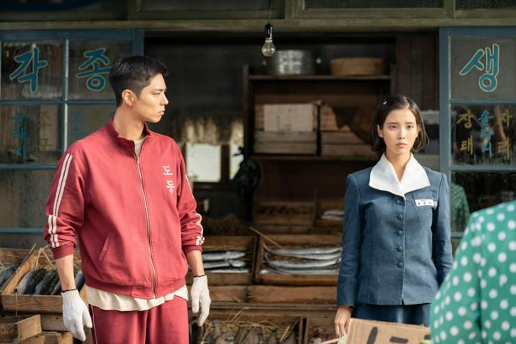 Park Bo Gum và IU (phải) hợp tác trong phim truyền hình Khi cuộc đời cho bạn quả quýt. Park Bo Gum và IU (phải) hợp tác trong phim truyền hình Khi cuộc đời cho bạn quả quýt.