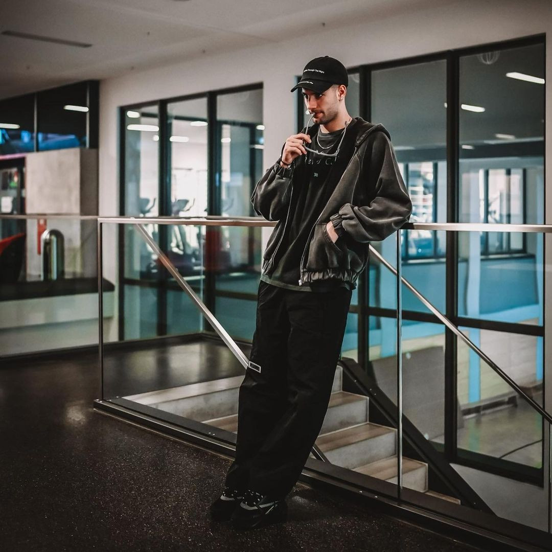 Với chiều cao 1,86 m, thân hình cân đối, Szoboszlai dễ dàng chinh phục được nhiều phong cách.