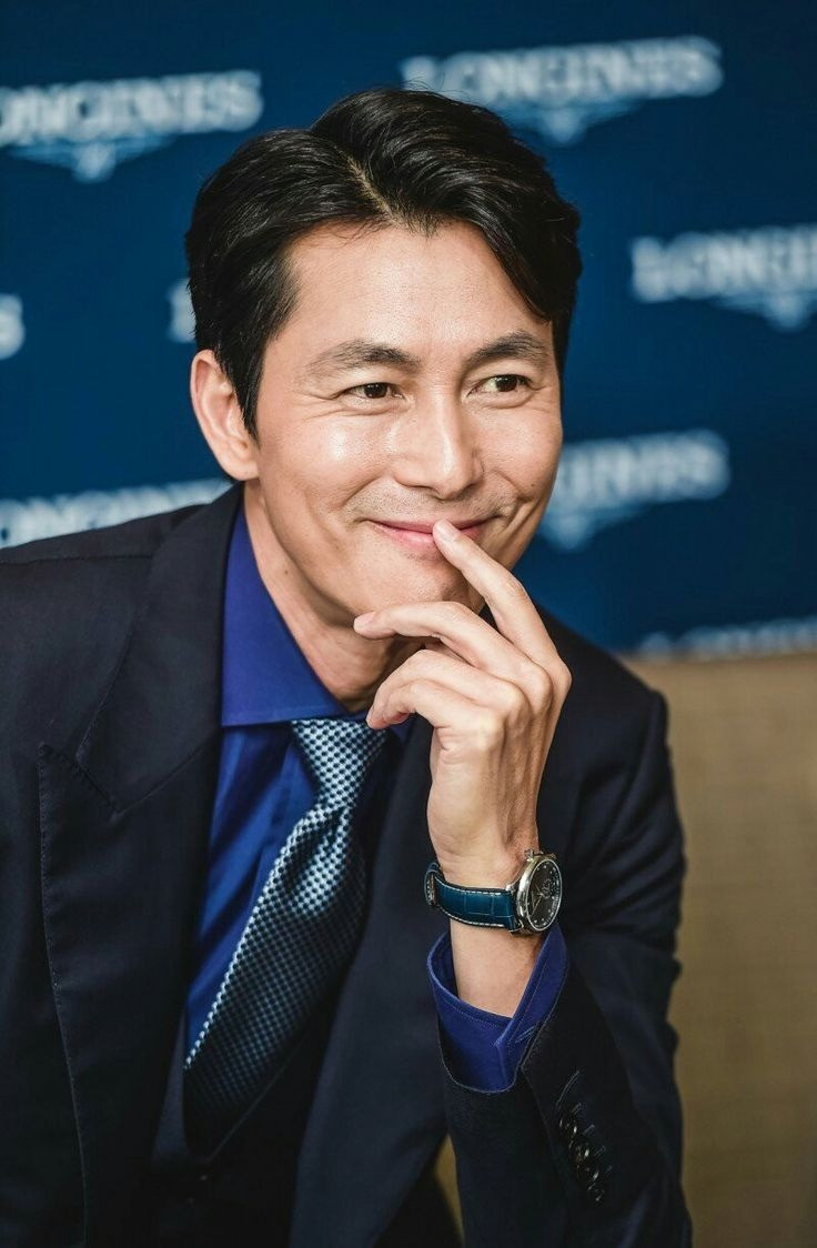 Jung Woo Sung đang là tâm điểm của showbiz Hàn Quốc khi vướng vào scandal có con với người mẫu Moon Gabi nhưng không công khai sự việc. Chỉ đến khi Dispatch tiết lộ, thông tin mới vỡ lở. Phía tài tử lên tiếng khẳng định có trách nhiệm với đứa bé nhưng không muốn cưới Moon Gabi. Tờ TenAsia ngày 25/11 cho biết Jung Woo Sung đã có bạn gái ngoài ngành và cô đang sốc vì tài tử có tình khác. Nhiều khán giả chỉ trích Jung Woo Sung “bắt cá hai tay”, cùng lúc có quan hệ với hai người đàn bà. Công ty quản lý, Artist Company, nói họ không thể xác nhận vì đây là đời sống riêng tư của nghệ sĩ và mong khán giả không suy đoán quá mức.