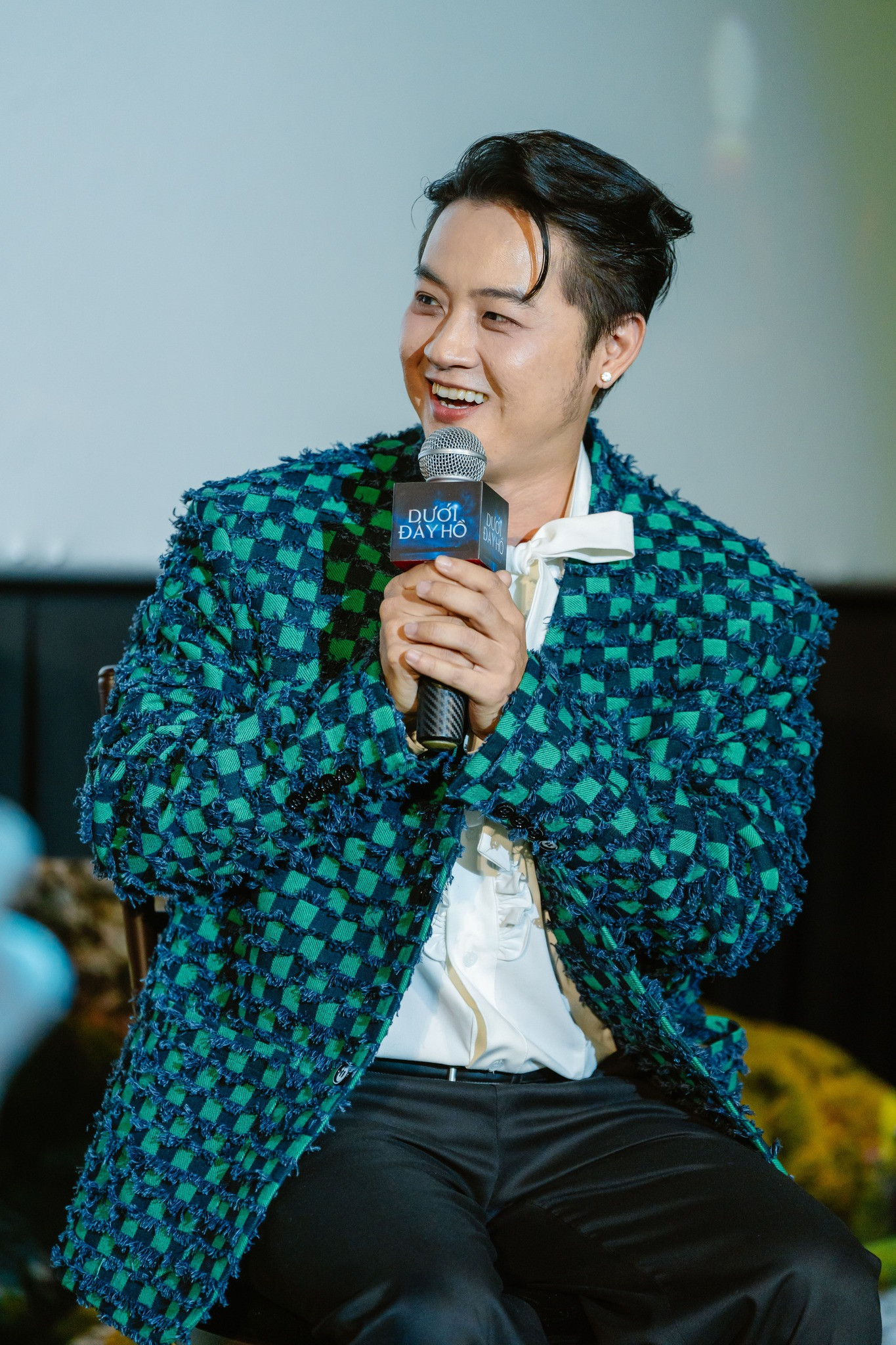 Các Anh trai vượt ngàn chông gai đóng phim.