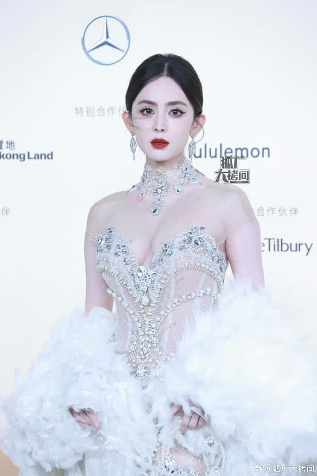 Tờ Sohu nhận xét người đẹp Tân Cương có làn da trắng sáng, toát lên vẻ kiêu kỳ và như tác phẩm nghệ thuật. Bộ đầm thuộc thương hiệu Việt, lấy cảm hứng từ giấc mơ thần tiên với phom váy đuôi cá, tôn sắc vóc của Cổ Lực Na Trát. Tờ Sohu nhận xét người đẹp Tân Cương có làn da trắng sáng, toát lên vẻ kiêu kỳ và như tác phẩm nghệ thuật. Bộ đầm thuộc thương hiệu Việt, lấy cảm hứng từ giấc mơ thần tiên với phom váy đuôi cá, tôn sắc vóc của Cổ Lực Na Trát.