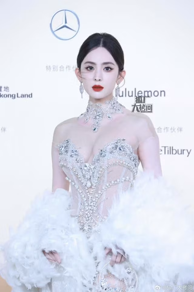 Tờ Sohu nhận xét người đẹp Tân Cương có làn da trắng sáng, toát lên vẻ kiêu kỳ và như tác phẩm nghệ thuật. Bộ đầm thuộc thương hiệu Việt, lấy cảm hứng từ giấc mơ thần tiên với phom váy đuôi cá, tôn sắc vóc của Cổ Lực Na Trát.