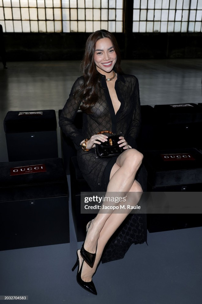 Với tư cách Friend Of House (Bạn thân thương hiệu), giọng ca Cô đơn trên Sofa diện thiết kế xuyên thấu thuộc bộ sưu tập Pre Fall Winter (Tiền Thu Đông 2024) kết hợp với trang sức của Gucci. Ảnh: Getty. Với tư cách Friend Of House (Bạn thân thương hiệu), giọng ca Cô đơn trên Sofa diện thiết kế xuyên thấu thuộc bộ sưu tập Pre Fall Winter (Tiền Thu Đông 2024) kết hợp với trang sức của Gucci. Ảnh: Getty.