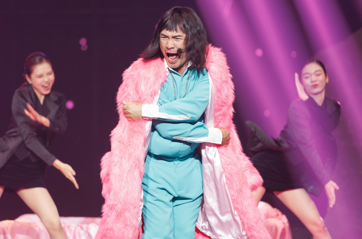 Tiến Luật "mảng miếng" trong sân khấu solo, giúp Nhà Trẻ giành được điểm hỏa lực. Tiến Luật "mảng miếng" trong sân khấu solo, giúp Nhà Trẻ giành được điểm hỏa lực.