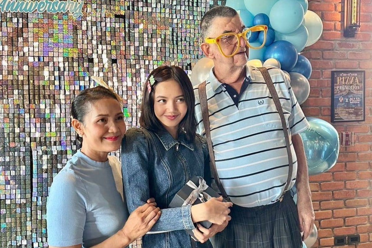 Lisa trong tiệc sinh nhật của cha dượng.