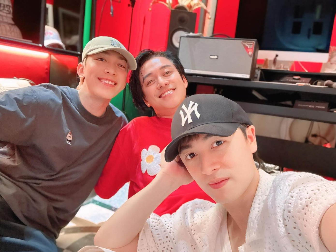 Tuấn Hưng (áo đỏ) cùng các anh tài luyện tập cho live show. Tuấn Hưng (áo đỏ) cùng các anh tài luyện tập cho live show.