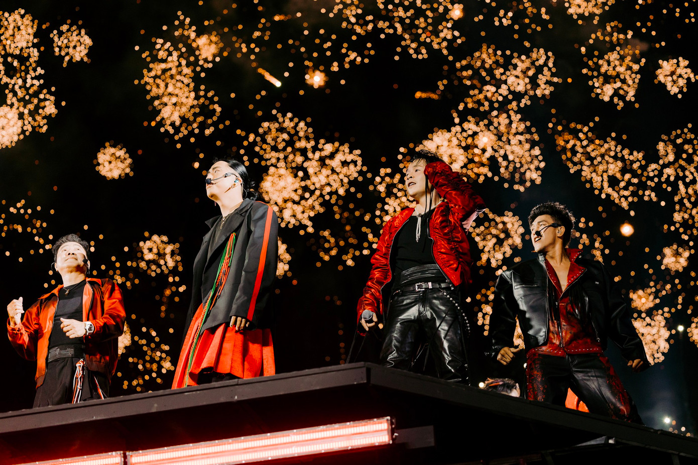 Cuối đêm diễn, nhà sản xuất thông báo Anh trai vượt ngàn chông gai The Movie dự kiến khởi chiếu toàn quốc từ 5 trên hệ thống rạp.