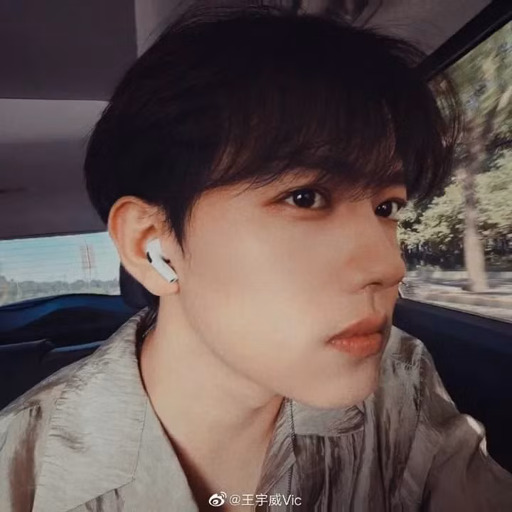 Nam chính Vương Vũ Uy nói anh nhận phim vì được quản lý khuyên, chưa kịp đọc kịch bản. Nam chính Vương Vũ Uy nói anh nhận phim vì được quản lý khuyên, chưa kịp đọc kịch bản.