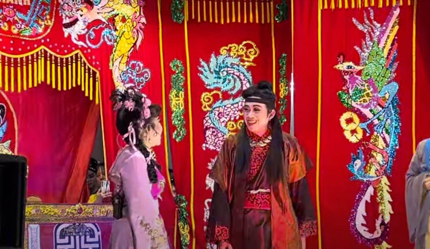 NSƯT Hoài Linh trong vở diễn tối 3/6 phục vụ bà con. Ảnh: CMH.