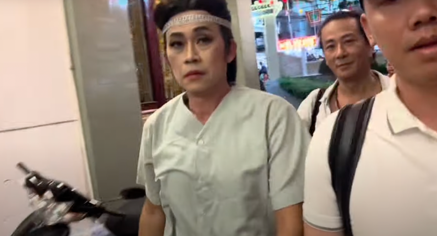 Hoài Linh từ chối khi bị YouTuber quay thẳng mặt. Ảnh: CMH.