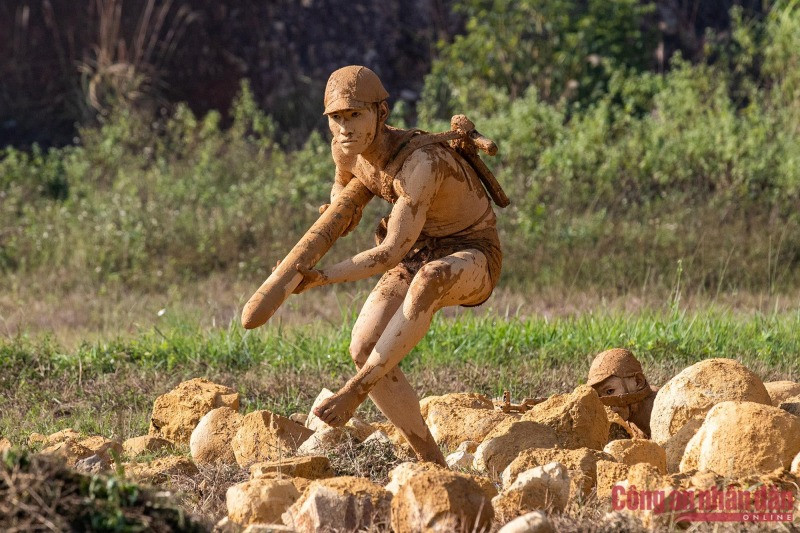 Nếu ở xa địch, chiến sĩ dùng tư thế đi khom; gần địch thì lê, trườn, lợi dụng địa hình, vận dụng thuần thục các tư thế tiếp cận mục tiêu, thực hiện cách đánh "nở hoa trong lòng địch". Ngoài ra trong chiến đấu, người lính đặc công còn phải giấu mình hàng giờ liền, thậm chí nhiều ngày liên tục khi tiếp cận mục tiêu trong điều kiện vô cùng khắc nghiệt của thời tiết, địa hình và đối mặt với nhiều hiểm nguy như rắn rết, côn trùng, thú dữ… Nếu ở xa địch, chiến sĩ dùng tư thế đi khom; gần địch thì lê, trườn, lợi dụng địa hình, vận dụng thuần thục các tư thế tiếp cận mục tiêu, thực hiện cách đánh "nở hoa trong lòng địch". Ngoài ra trong chiến đấu, người lính đặc công còn phải giấu mình hàng giờ liền, thậm chí nhiều ngày liên tục khi tiếp cận mục tiêu trong điều kiện vô cùng khắc nghiệt của thời tiết, địa hình và đối mặt với nhiều hiểm nguy như rắn rết, côn trùng, thú dữ…