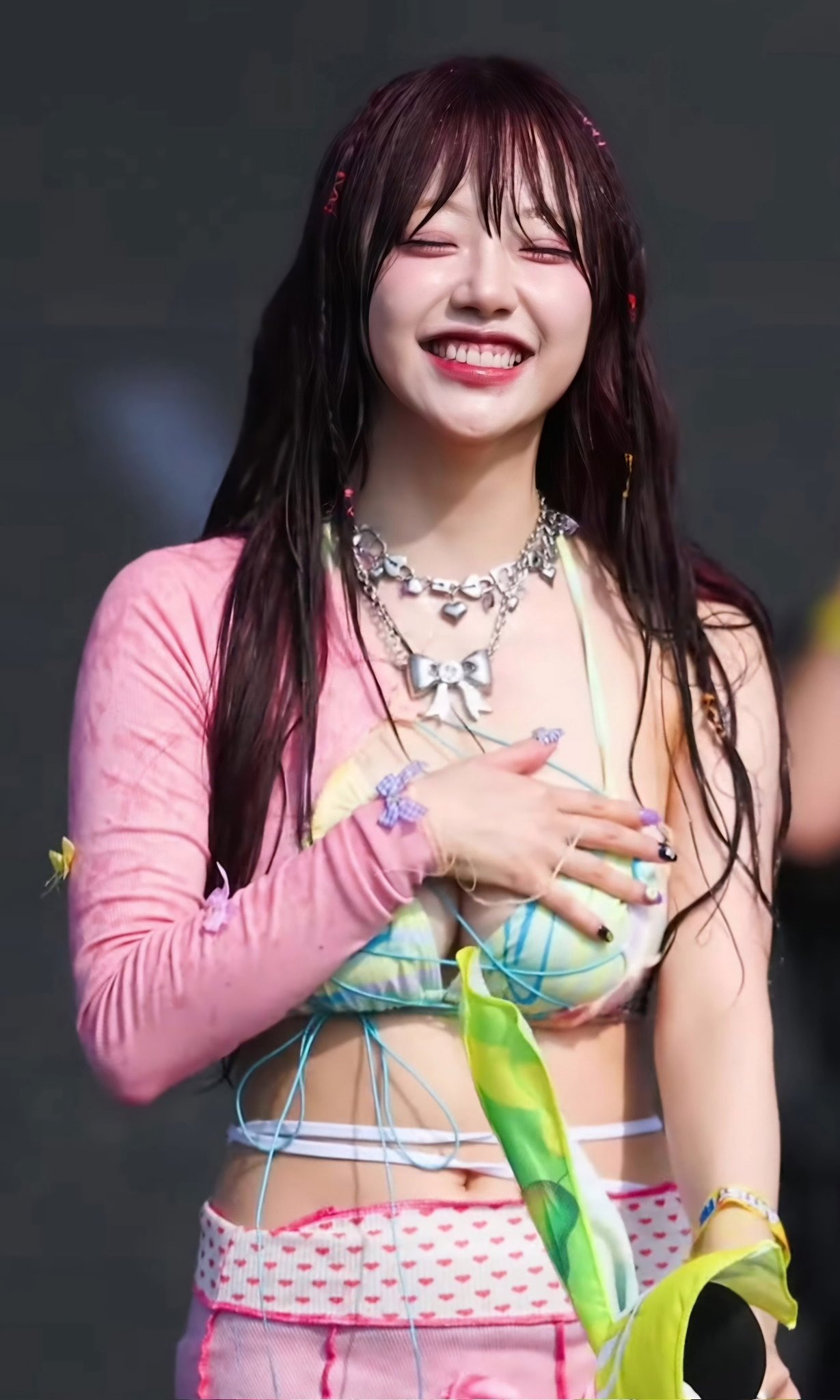 Thành công gây ấn tượng với khán giả nhờ nụ cười tỏa nắng và màn trình diễn nóng bỏng, người hâm mộ vẫn bày tỏ sự tức giận với công ty quản lý C9 Entertainment. Các cáo buộc tin rằng Jeewon đã bị tình dục hóa một cách không cần thiết.