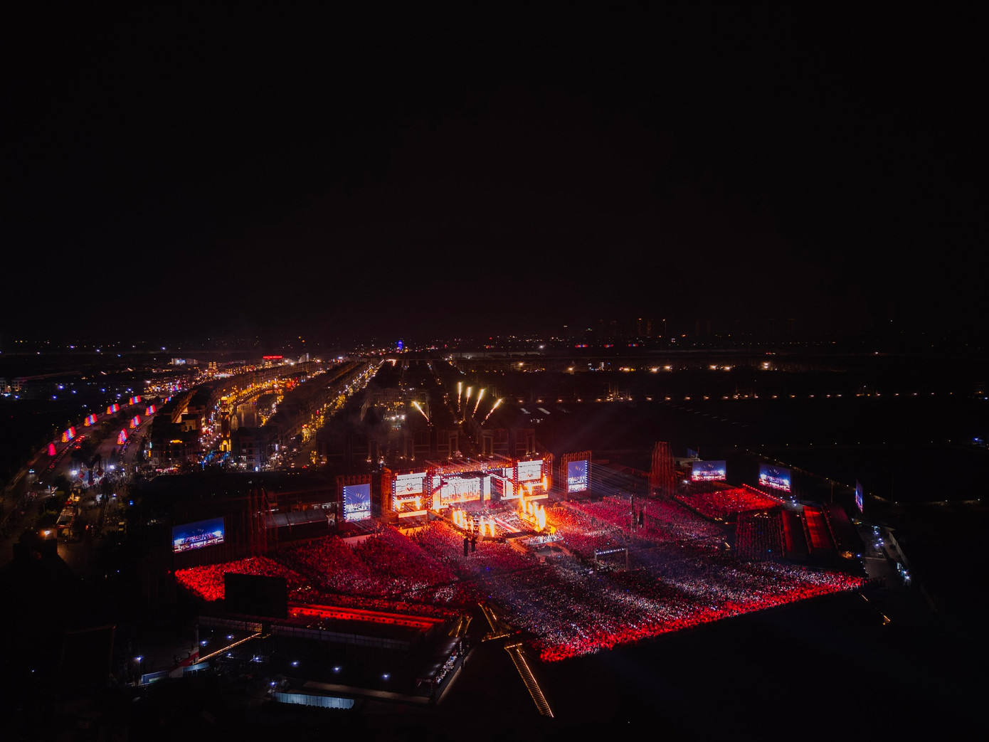 Quy mô concert ở Hưng Yên lớn hơn nhiều so với concert hơn 20.000 người tại TPHCM hồi tháng 10. Hiện ban tổ chức chưa công bố con số khán giả tham dự.